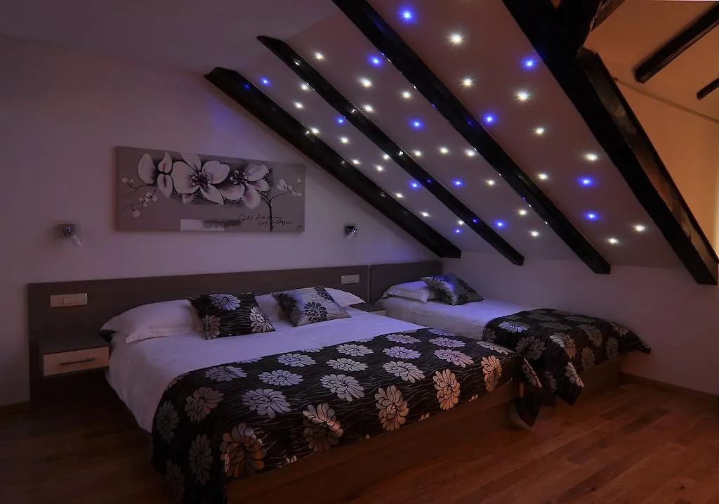 Deluxe Apartments & Rooms Sarella location